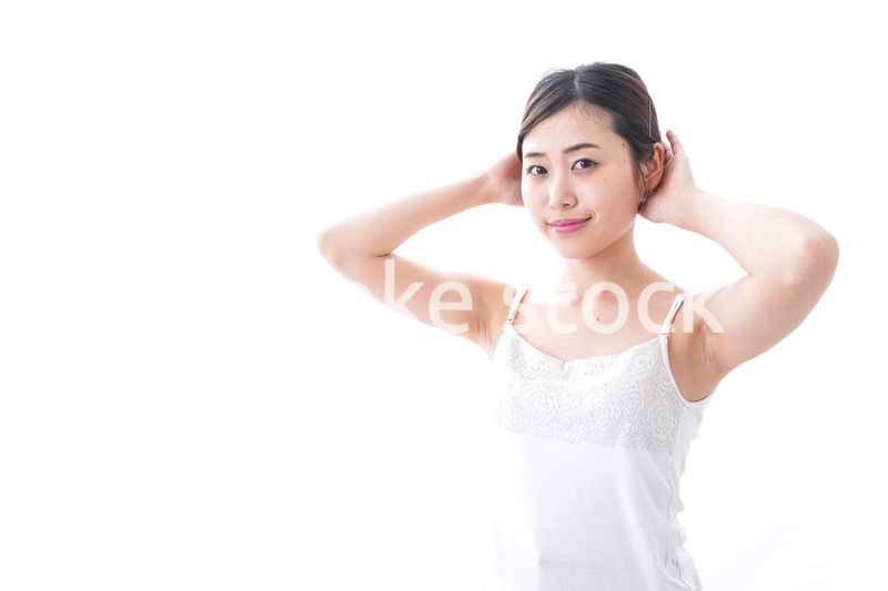 スキンケアをする若い女性