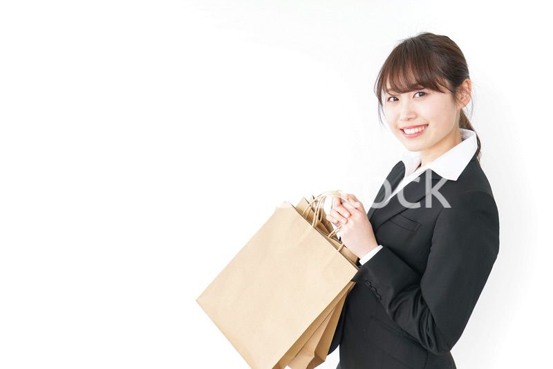 ショッピングをする若いビジネスウーマン