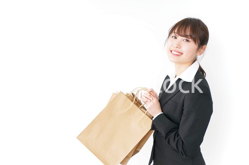 ショッピングをする若いビジネスウーマン