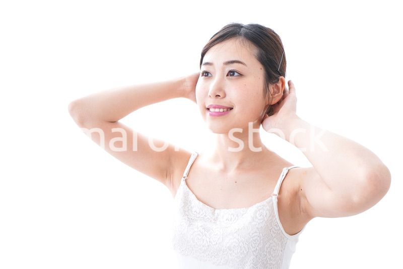 スキンケアをする若い女性