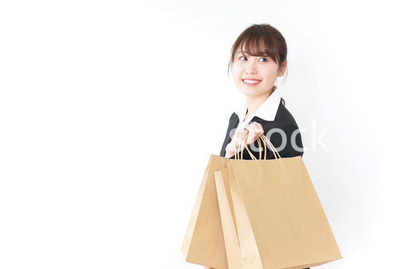 ショッピングをする若いビジネスウーマン