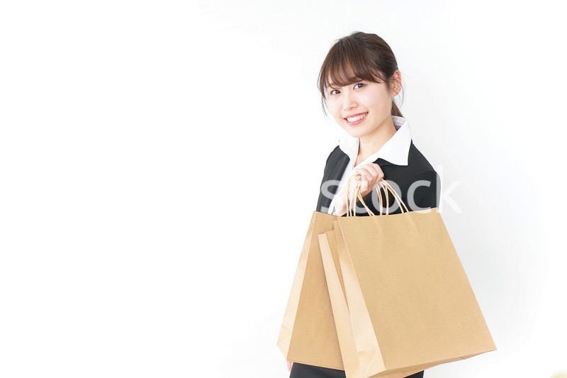 ショッピングをする若いビジネスウーマン