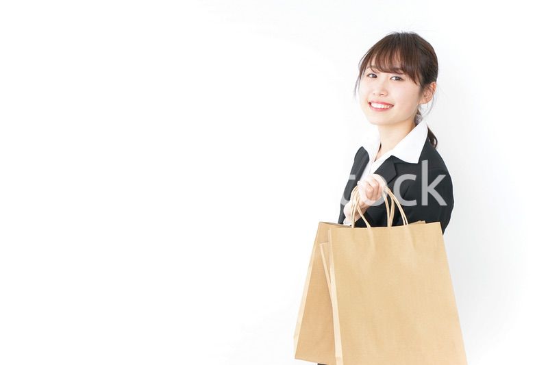 ショッピングをする若いビジネスウーマン