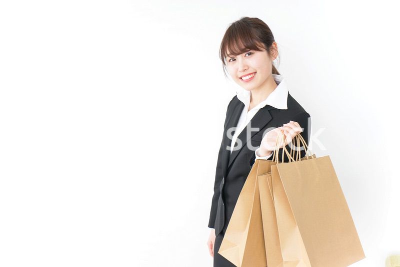 ショッピングをする若いビジネスウーマン
