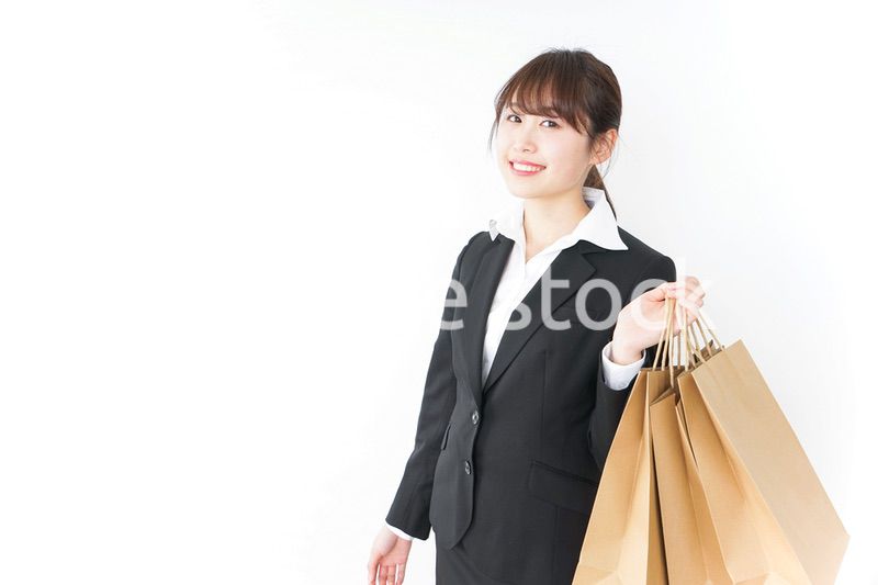 ショッピングをする若いビジネスウーマン