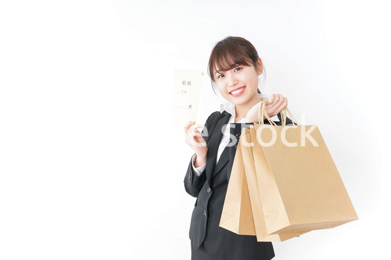 給料でショッピングをするビジネスウーマン