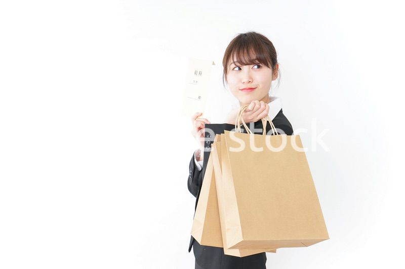 給料でショッピングをするビジネスウーマン