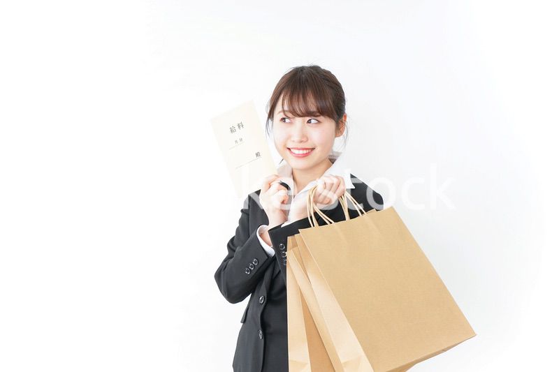 給料でショッピングをするビジネスウーマン