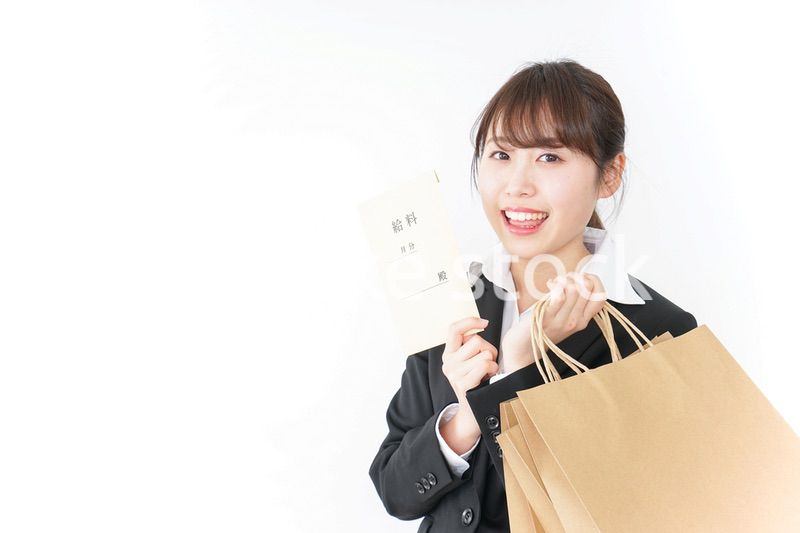給料でショッピングをするビジネスウーマン