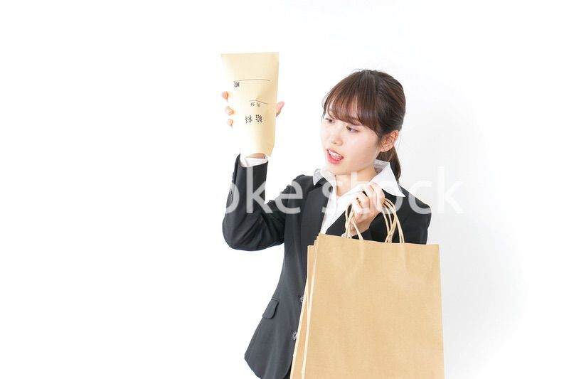 給与に不満を抱く女性・ベースアップ・春闘イメージ