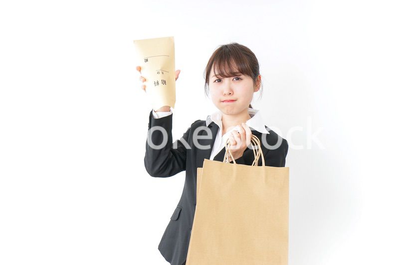 給与に不満を抱く女性・ベースアップ・春闘イメージ