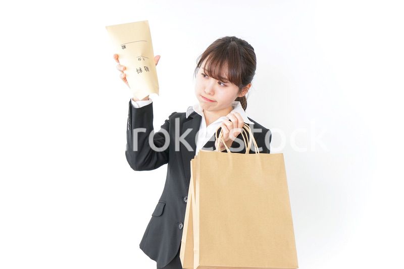 給与に不満を抱く女性・ベースアップ・春闘イメージ