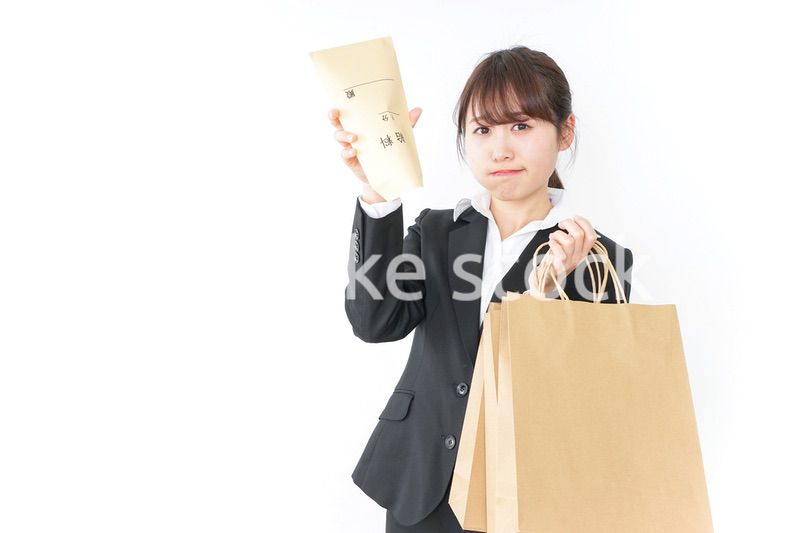 給与に不満を抱く女性・ベースアップ・春闘イメージ