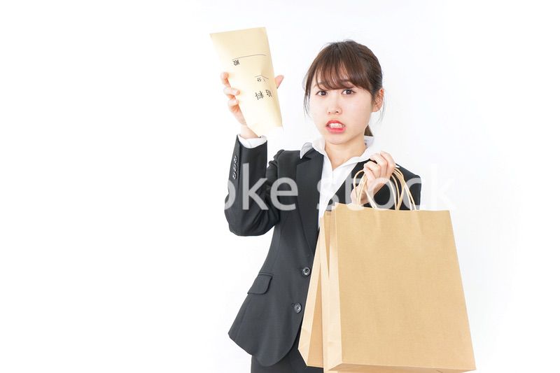 給与に不満を抱く女性・ベースアップ・春闘イメージ