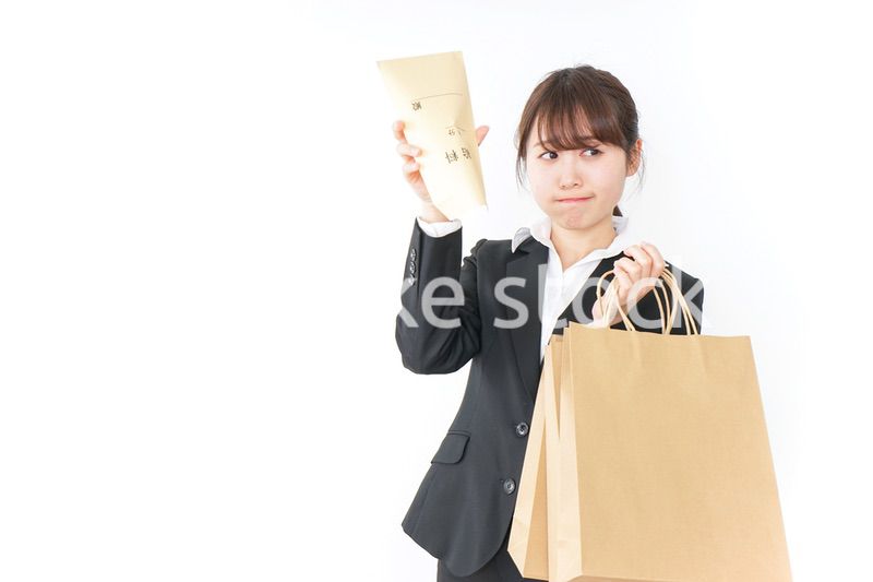 給与に不満を抱く女性・ベースアップ・春闘イメージ