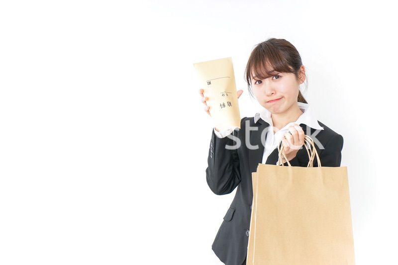 給与に不満を抱く女性・ベースアップ・春闘イメージ