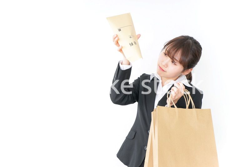 給与に不満を抱く女性・ベースアップ・春闘イメージ