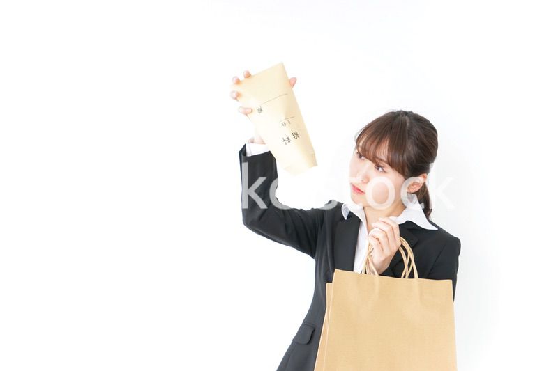 給与に不満を抱く女性・ベースアップ・春闘イメージ