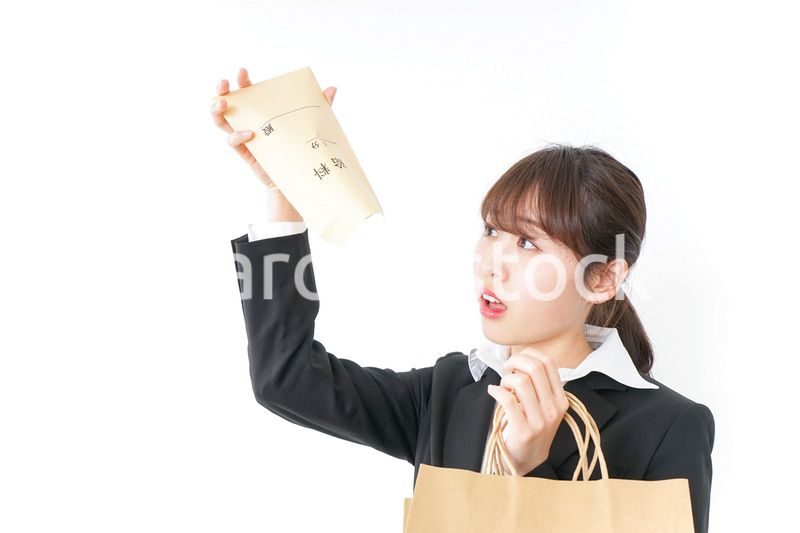 給与に不満を抱く女性・ベースアップ・春闘イメージ