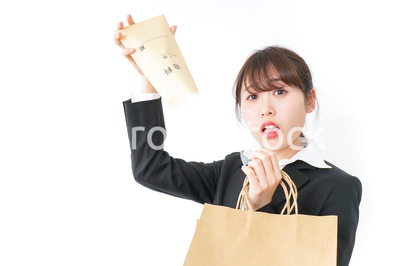 給与に不満を抱く女性・ベースアップ・春闘イメージ