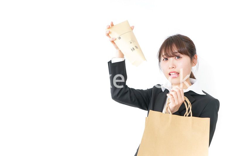 給与に不満を抱く女性・ベースアップ・春闘イメージ