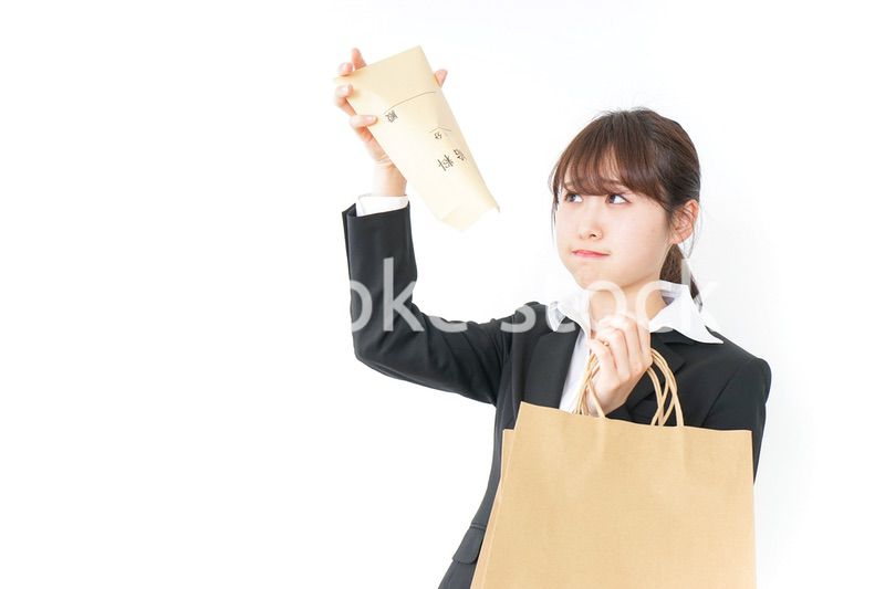 給与に不満を抱く女性・ベースアップ・春闘イメージ