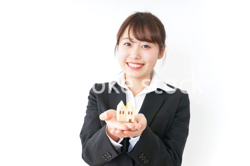 家を持つビジネスウーマン・不動産業イメージ