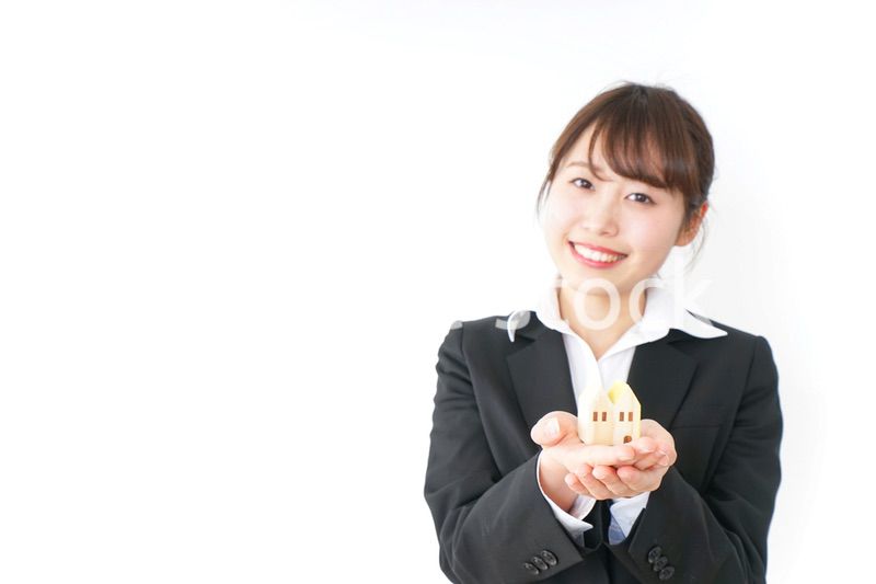 家を持つビジネスウーマン・不動産業イメージ