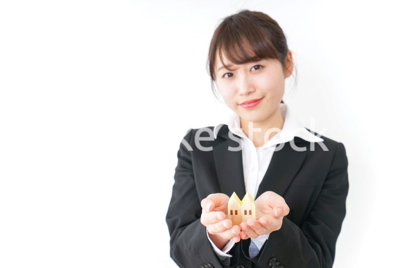 家を持つビジネスウーマン・不動産業イメージ