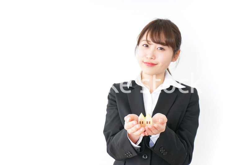 家を持つビジネスウーマン・不動産業イメージ
