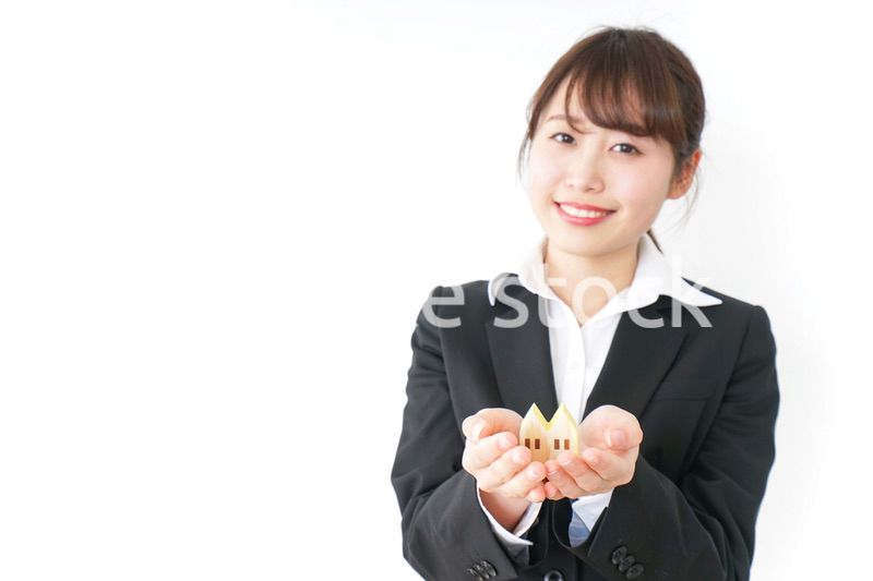 家を持つビジネスウーマン・不動産業イメージ