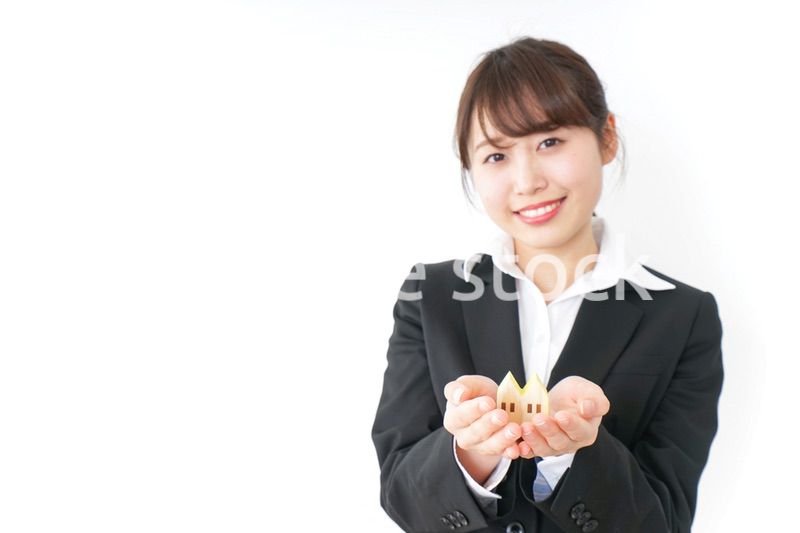 家を持つビジネスウーマン・不動産業イメージ