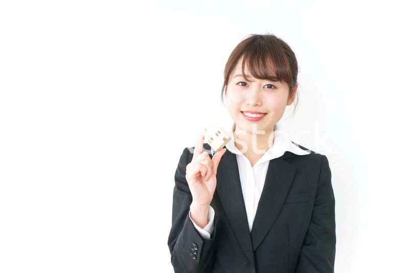 家を持つビジネスウーマン・不動産業イメージ