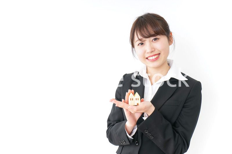 家を持つビジネスウーマン・不動産業イメージ