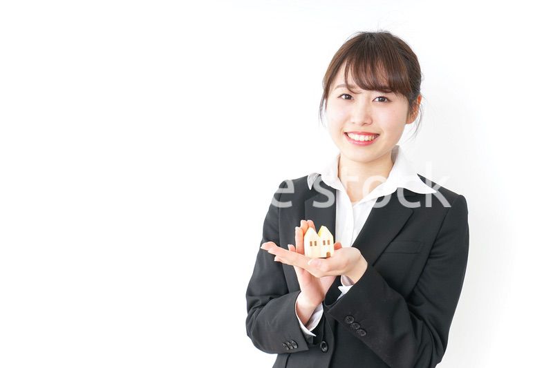 家を持つビジネスウーマン・不動産業イメージ