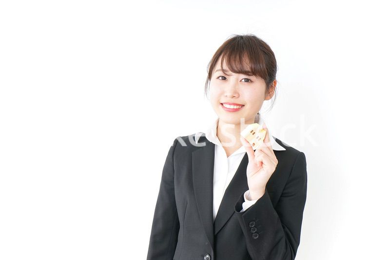 家を持つビジネスウーマン・不動産業イメージ