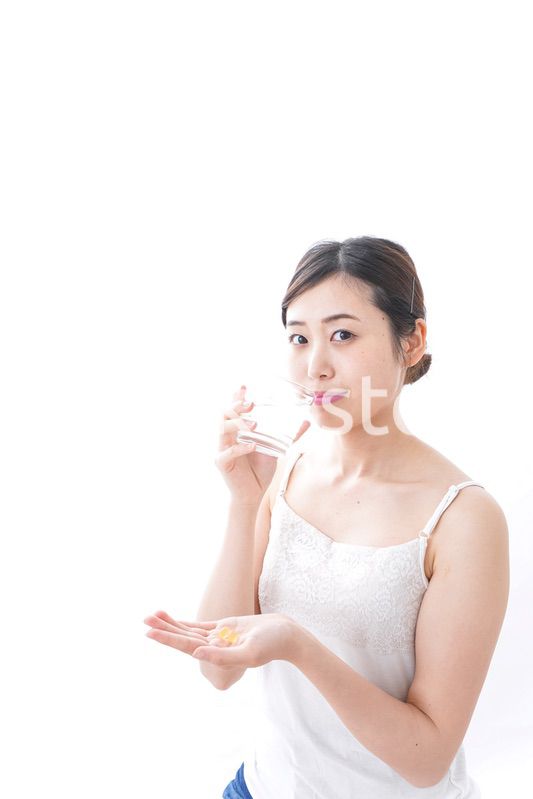 サプリメント・薬を飲む女性