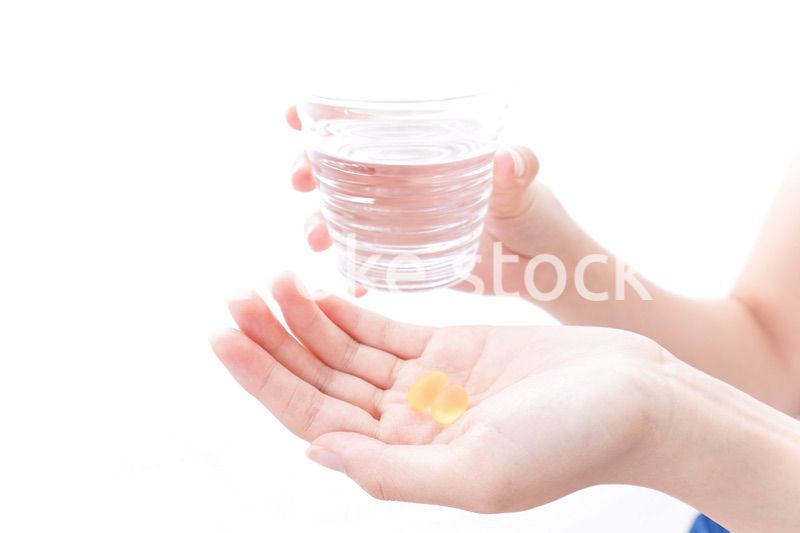 サプリメント・薬を飲む女性