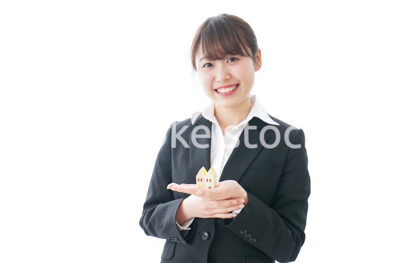 不動産の営業をするビジネスウーマン