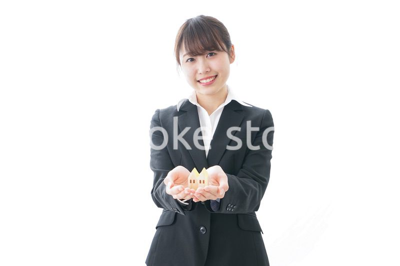 不動産の営業をするビジネスウーマン