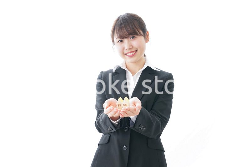 不動産の営業をするビジネスウーマン
