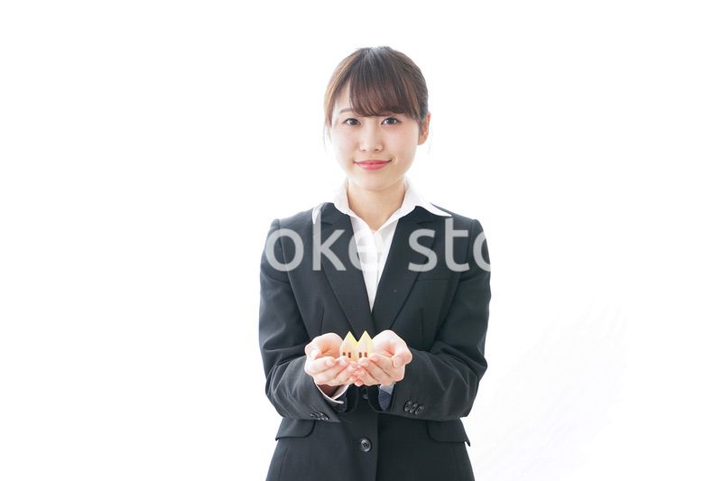 不動産の営業をするビジネスウーマン