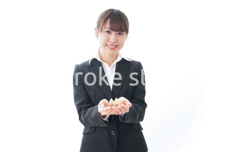 不動産の営業をするビジネスウーマン