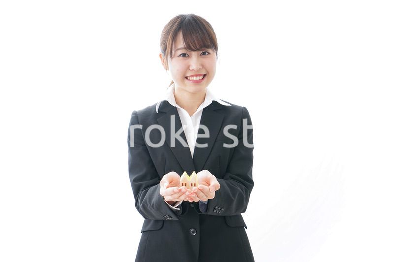 不動産の営業をするビジネスウーマン