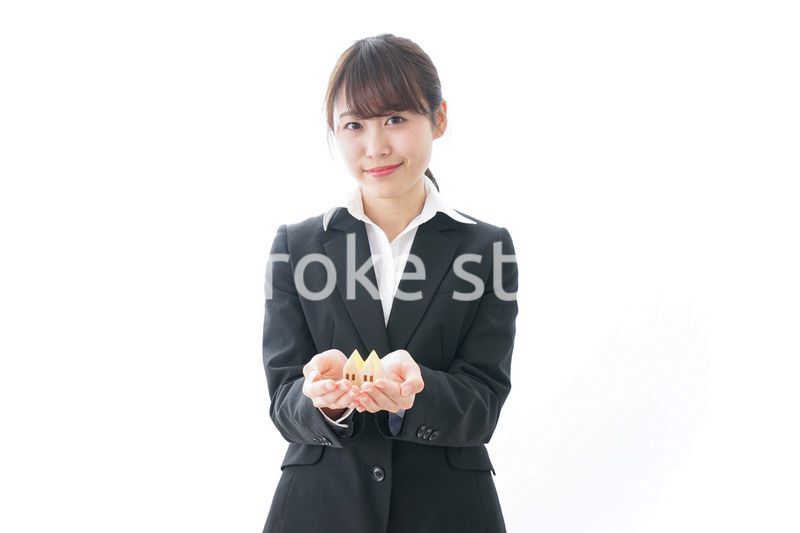 不動産の営業をするビジネスウーマン