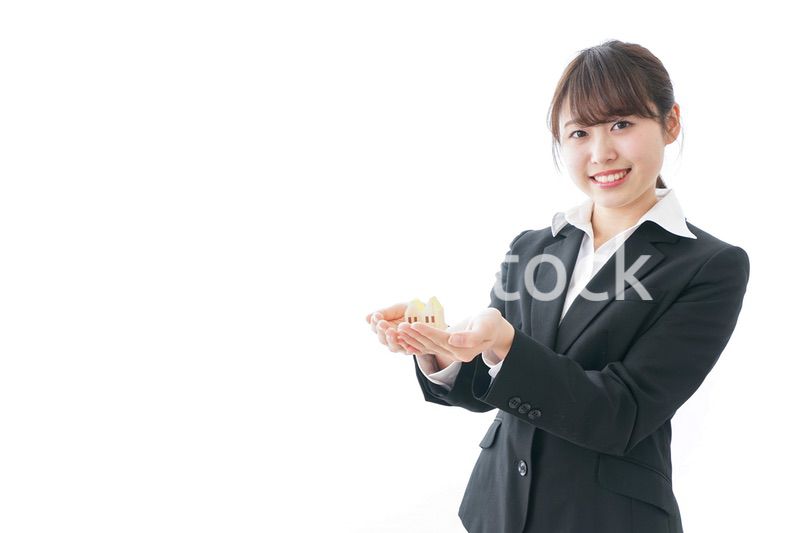 不動産の営業をするビジネスウーマン