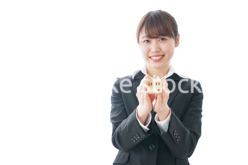 不動産の営業をするビジネスウーマン