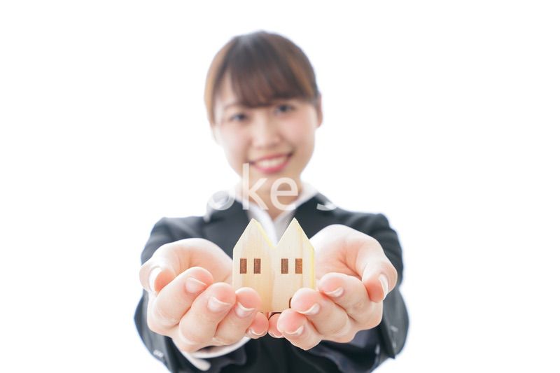 不動産の営業をするビジネスウーマン