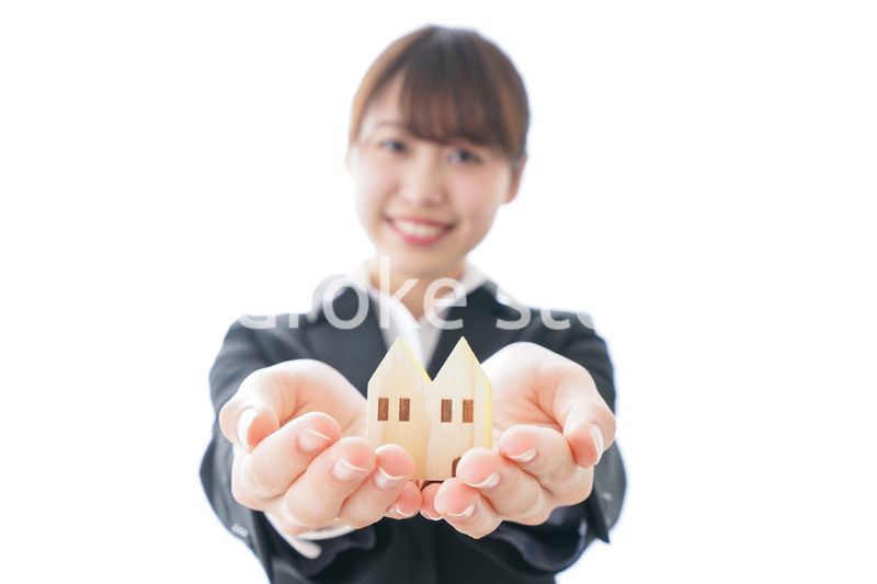 不動産の営業をするビジネスウーマン