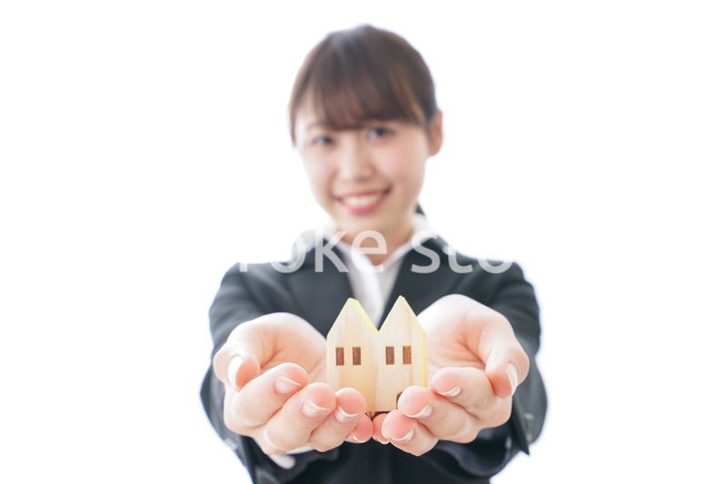 不動産の営業をするビジネスウーマン